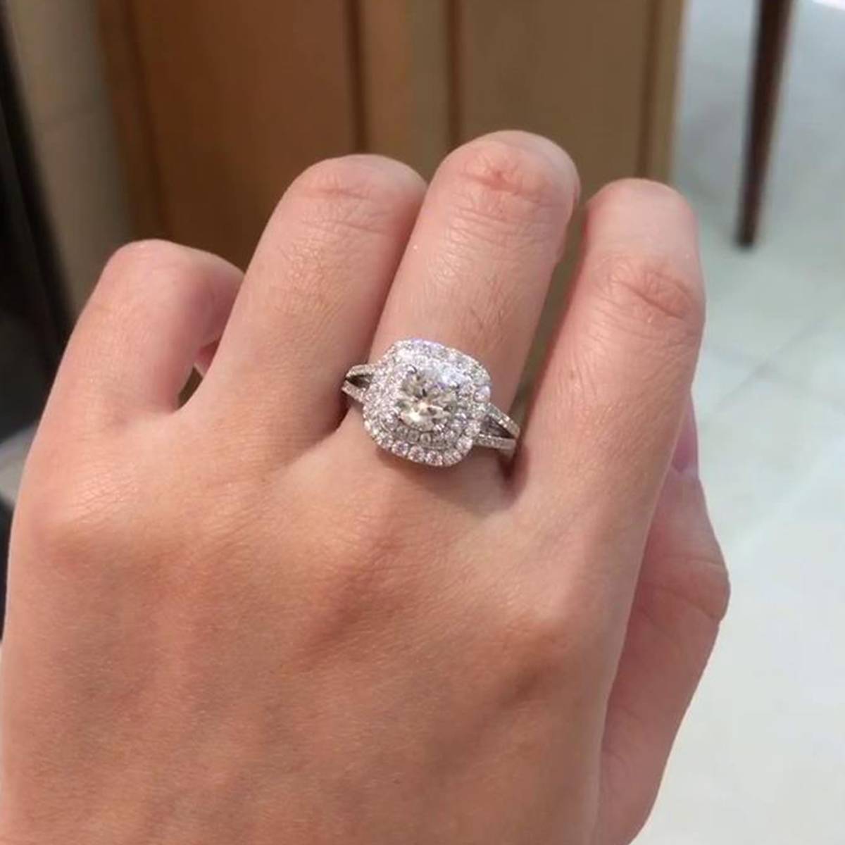 S925银镀白金女戒定制选款主石莫桑钻1.0ct/副石高碳钻